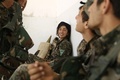 シリア北部ラッカ県ファティサで、シリア民主軍に参加する「クルド人民防衛部隊（YPG）」の兵士ら（2016年5月25日撮影）。(c)AFP/DELIL SOULEIMAN