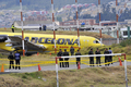 エクアドルの首都キト（Quito）のマリスカル・スクレ（Mariscal Sucre）空港で、滑走路を外れる事故を起こした同国のIcora航空の旅客機（2008年9月22日撮影）。(c)AFP/Rodrigo BUENDIA