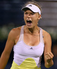 ドバイ・テニス選手権（Dubai Duty Free Tennis Championships 2013）、女子シングルス準々決勝。試合に勝利しガッツポーズを見せるカロリーネ・ボズニアツキ（Caroline Wozniacki、2013年2月21日撮影）。(c)AFP/MARWAN NAAMANI