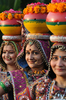 インド西部アーメダバード（Ahmedabad）で、ヒンズー教の祭り「ナブラトリ（Navratri）」のリハーサルが行われ、民族舞踊団が本番と同じ衣装を着けて参加した。

ナブラトリは「9つの夜」を意味し、神々に踊りが捧げられる。16日から24日まで開催予定（2012年10月7日撮影）。(c)AFP/Sam PANTHAKY