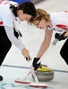 2010年%%バンクーバー冬季五輪%%、カーリング女子1次リーグ、日本対スイス。日本は4-10で敗れ、通算成績を3勝4敗とした。写真はスイープするスイスのカルメン・キュング（%%Carmen Kueng%%、左）とジャニーヌ・グライナー（%%Janine Greiner%%）。（2010年2月22日撮影）(c)AFP/TOSHIFUMI KITAMURA