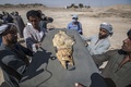 エジプト・ルクソール近郊で発見された古代都市遺構で、出土した魚の化石を運ぶ作業員（2021年4月10日撮影）。(c)Khaled DESOUKI / AFP