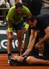 全仏オープンテニス、男子シングルス準決勝。負傷し、コートに倒れるアレクサンダー・ズベレフ（下、2022年6月3日撮影）。(c)Christophe ARCHAMBAULT / AFP