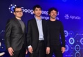 韓国ソウルのホテルで、グーグル傘下の人工知能開発企業グーグル・ディープマインドが開発した「アルファ碁」と対戦した後、会見に出席した囲碁棋士の李世ドル氏（中央）、ディープマインドのデミス・ハサビスCEO（左）、グーグルの共同創業者セルゲイ・ブリン氏（2016年3月12日撮影）。(c)AFP/JUNG Yeon-Je