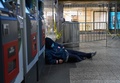 米ニューヨークの地下鉄駅で眠るホームレス（2020年4月29日撮影）。(c)Angela Weiss / AFP