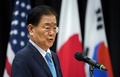 米ハワイ・ホノルルで外相会談後、共同記者会見に臨む韓国の鄭義溶外相（2022年2月12日撮影）。(c)KEVIN LAMARQUE / POOL / AFP