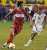 ボールをキープするトルコのトゥンジャイ・シャンル（%%Tuncay Sanli%%、左）。（2008年9月6日撮影）(c)AFP/KAREN MINASYAN