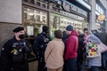ロシア国営銀行ズベルバンクのチェコ・プラハ支店で、預金引き出しと口座解約のため並ぶ人（2022年2月25日撮影）。(c)Michal Cizek / AFP