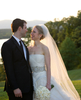 米ニューヨーク（New York）州郊外ラインベック（Rhinebeck）の大邸宅アスター・コーツ（Astor Courts）で結婚式を挙げる、ビル・クリントン（Bill Clinton）元米大統領とヒラリー（Hillary Clinton）米国務長官の娘、チェルシー・クリントン（Chelsea Clinton）さんと新郎マーク・メズビンスキー（Marc Mezvinsky）さん（2010年7月31日撮影）。(c)AFP/photoshelter.com/Barbara KINNEY
