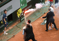 フランス・パリ（Paris）のローラン・ギャロス・スタジアム（Stade Roland Garros）で9日に行われた全仏オープンテニス（French Open 2013）決勝で、上半身裸で白いマスク姿の男が、火のついた発煙筒を片手に試合中のコートに乱入する騒ぎがあった。試合は、ラファエル・ナダル（Rafael Nadal）選手とダビド・フェレール（David Ferrer）選手の一戦で、侵入者はナダル選手から数メートルの所まで迫った。男は胸部に「子供たちの権利」と英語で書き、同性婚合法化に抗議した。

男は第2セットの最中に観客席からコートへと飛び降り、火のついた発煙筒を振りかざしてナダル選手に向かっていったが、直前で警備員に取り押さえられた。この騒ぎの少し前には、観客席最上段の2人が同性婚に反対して横断幕を手に抗議のスローガンを叫ぶ一幕もあった。

ナダル選手は試合後、男を目にした瞬間について「最初は怖いと感じた」と告白している。また警備員の対応については「とても勇敢で素晴らしかった」とたたえた。(c)AFP