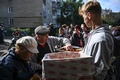 ウクライナ・イジュームの人道支援センター前で、食料の配給を受ける人々（2022年9月29日撮影）。(c)Juan BARRETO / AFP