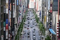 新型ウイルス流行による非常事態宣言下の東京・銀座の通り（2020年5月25日撮影）。(c)CHARLY TRIBALLEAU / AFP