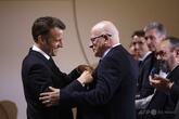 マクロン仏大統領、ノートルダム大聖堂修復した職人らに叙勲