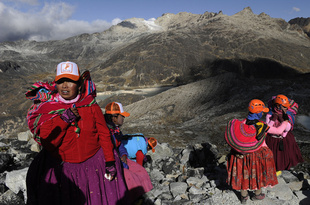 民族衣装で6000メートル峰へ ボリビア先住民女性