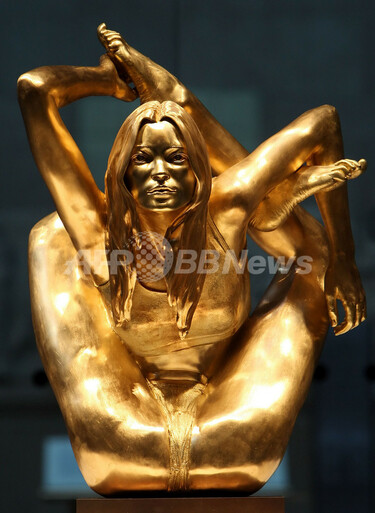 英スーパーモデル、ケイト・モスの黄金像 大英博物館 写真10枚 国際