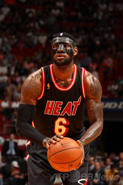 マスク着けたジェームズが復帰、ヒートがニックス下す 写真5枚 マリ