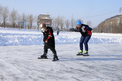 インフルエンサーの危ない「草植え」 中国の野外スケート場の溺死続発でやり玉に