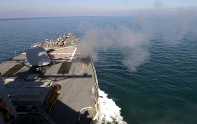 米国海軍の艦船がソマリア北部沖合から湾岸の都市を砲撃