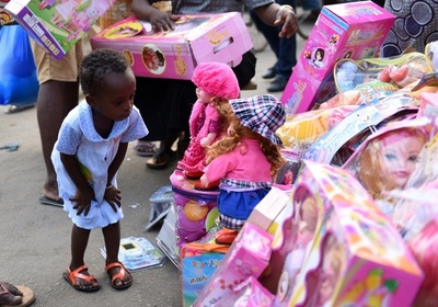 お気に入りの人形は？クリスマス商戦真っ最中のコートジボワール