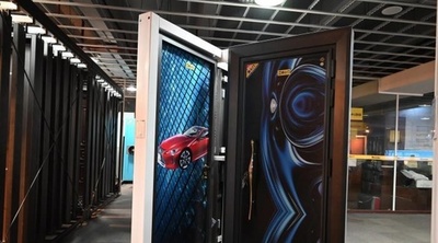 自宅の扉を「風景」に 中国の若者が選ぶ「オーダーメードドア」