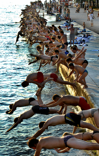 一斉にアドリア海に飛び込む1000人の観光客