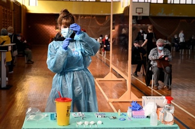 コロナ医療従事者への暴力行為、世界で412件 2020年報告