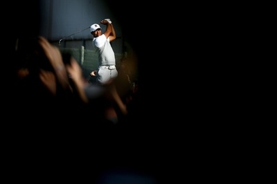 ウッズ、ショット乱調もしのいで最終日へ ファーマーズ・インシュアランスOP