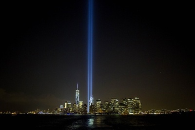 夜空にのびる光のタワー、米同時テロから13年