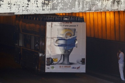 パリ観光バスが橋に激突、高過ぎて通れず 4人けが、うち1人重傷