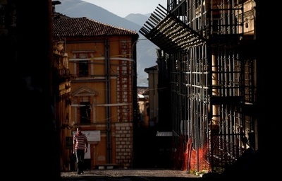 市長や議員らが庁舎建物を修繕、景気後退のイタリア