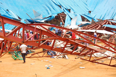 ナイジェリアの教会屋根崩落、60人の死亡確認 200人負傷