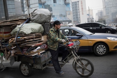 中国の廃棄物輸入禁止策、世界のリサイクル産業に波紋