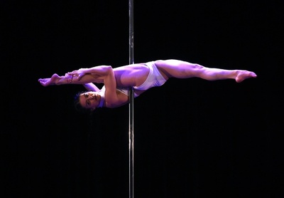 NYで全米ポールダンス選手権、アマチュア部門でも華麗な技を披露