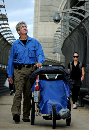 地球を歩き続けて10年、世界一周目前のカナダ人男性