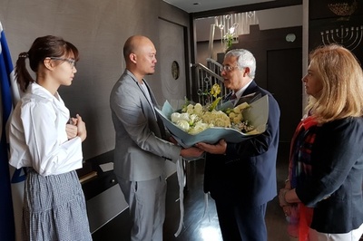 BNK48メンバー、ナチスのかぎ十字Tシャツ着用し謝罪