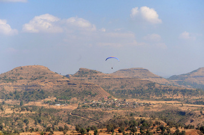 邦人男性がパラグライディング中に事故死 インド警察