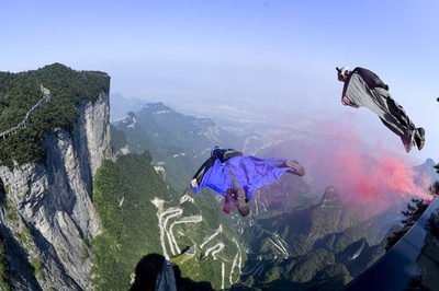 行方不明のウイングスーツ・フライング女子選手の遺体発見 中国・張家界
