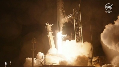 動画:スペースX「ファルコン9」打ち上げ 米ロの宇宙飛行士4人をISSに