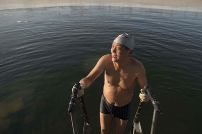極寒の湖に挑む、北京で寒中水泳