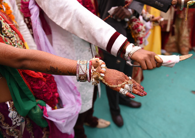 結婚式の祝砲にあたり花婿死亡 インド