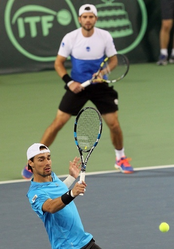 イタリアがダブルス勝利、2勝1敗で最終日へ デビス杯