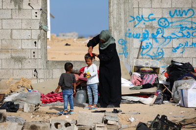 【今日の1枚】安寧を祈る気持ちにも似て、娘の髪をとく パレスチナ