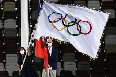 五輪旗が東京からパリへ、小池都知事からイダルゴ市長に引き継ぎ