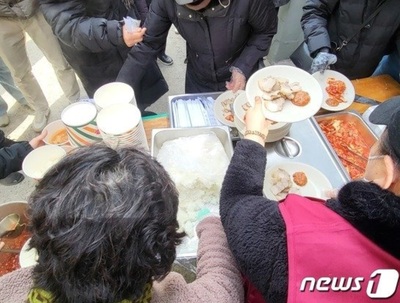 韓国・モスク建設現場前で「抗議」の豚肉パーティー…「不寛容」「ヘイト」の批判も