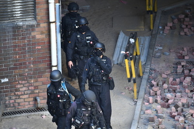 香港警察、19歳の男が警官に実弾発砲と発表 デモ関連で逮捕の際