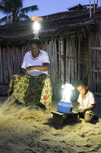 マダガスカルの漁村で太陽光発電、村の安全性も向上