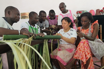 中央アフリカの学生　四川で竹編み技術を学ぶ