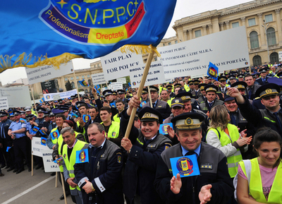 ルーマニアで警官3000人が抗議デモ、生活水準の向上求め