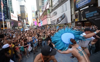 下着姿でタイムズスクエア集合！ギネス記録に挑戦 米NY