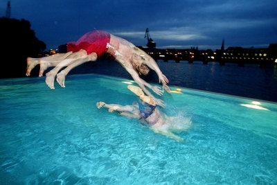 豪総督公邸プールで侵入者がひと泳ぎ